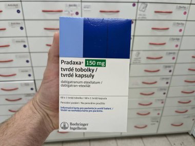 Prag, Çek Cumhuriyeti - 28 Haziran 2024: Pradaxa tablet kutusu. Dabigatran aktif madde olarak Boehringer Ingelheim, kan pıhtılarını tedavi etmek ve felci önlemek için kullanılan bir antikoagülan.