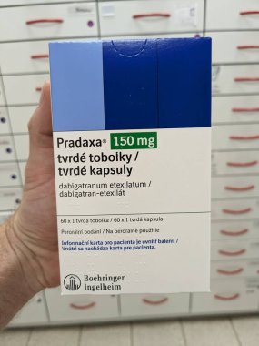 Prag, Çek Cumhuriyeti - 28 Haziran 2024: Pradaxa tablet kutusu. Dabigatran aktif madde olarak Boehringer Ingelheim, kan pıhtılarını tedavi etmek ve felci önlemek için kullanılan bir antikoagülan.