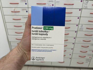 Prag, Çek Cumhuriyeti - 28 Haziran 2024: Pradaxa tablet kutusu. Dabigatran aktif madde olarak Boehringer Ingelheim, kan pıhtılarını tedavi etmek ve felci önlemek için kullanılan bir antikoagülan.