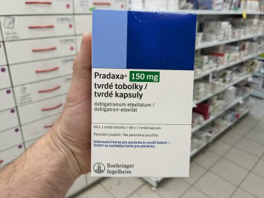 Prag, Çek Cumhuriyeti - 28 Haziran 2024: Pradaxa tablet kutusu. Dabigatran aktif madde olarak Boehringer Ingelheim, kan pıhtılarını tedavi etmek ve felci önlemek için kullanılan bir antikoagülan.