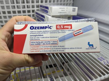 Brno, Çek Cumhuriyeti - 28 Haziran 2024: Ozempic kutusu. Ozempik ilacın Çek versiyonu. Çek Cumhuriyeti 'nde diyabet tedavisi. Bir paket semaglutid. Diyabet ilacı. Bazen kilo vermek için kullanılıyor.