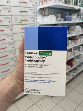 Prag, Çek Cumhuriyeti - 28 Haziran 2024: Pradaxa tablet kutusu. Dabigatran aktif madde olarak Boehringer Ingelheim, kan pıhtılarını tedavi etmek ve felci önlemek için kullanılan bir antikoagülan.