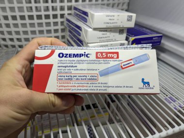Prag, Çek Cumhuriyeti - 22 Haziran 2024: Ozempic Box. Ozempik ilacın Çek versiyonu. Çek Cumhuriyeti 'nde diyabet tedavisi. Bir paket semaglutid. Diyabet ilacı. Bazen kilo vermek için kullanılıyor.