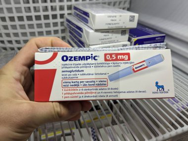 Prag, Çek Cumhuriyeti - 22 Haziran 2024: Ozempic Box. Ozempik ilacın Çek versiyonu. Çek Cumhuriyeti 'nde diyabet tedavisi. Bir paket semaglutid. Diyabet ilacı. Bazen kilo vermek için kullanılıyor.
