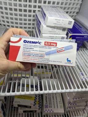 Prag, Çek Cumhuriyeti - 22 Haziran 2024: Ozempic Box. Ozempik ilacın Çek versiyonu. Çek Cumhuriyeti 'nde diyabet tedavisi. Bir paket semaglutid. Diyabet ilacı. Bazen kilo vermek için kullanılıyor.