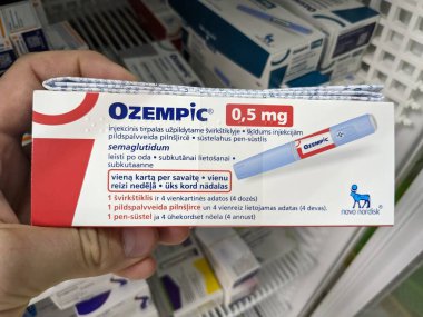 Prag, Çek Cumhuriyeti - 22 Haziran 2024: Ozempic Box. Ozempik ilacın Çek versiyonu. Çek Cumhuriyeti 'nde diyabet tedavisi. Bir paket semaglutid. Diyabet ilacı. Bazen kilo vermek için kullanılıyor.