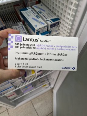 Prag, Çek Cumhuriyeti - 10 Temmuz 2024: LANTUS SOLOSTAR insülin kalem kutusu SANOFI tarafından kullanılan INSULIN GLARGINE aktif madde, diyabet ve kan şekerini kontrol etmek için kullanılır.
