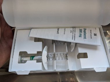 Prag, Çek Cumhuriyeti - 28 Haziran 2024: Sanofi 'nin atopik dermatit, egzama, astım, alerjik hastalıkların tedavisinde kullandığı Dupilumab aktif maddesiyle DUPIXENT ilaç kutusu.