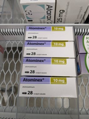 Prag, Çek Cumhuriyeti - 10 Temmuz 2024: DEHB tedavisinde kullanılan ATOMINEX kutu dolusu ATOMOXETINE aktif maddesi.