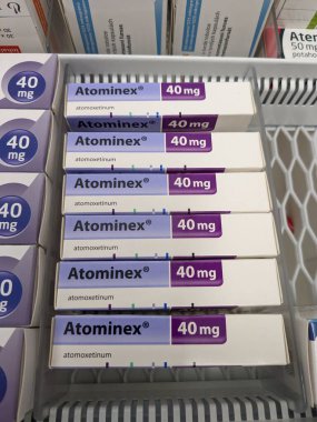 Prag, Çek Cumhuriyeti - 10 Temmuz 2024: DEHB tedavisinde kullanılan ATOMINEX kutu dolusu ATOMOXETINE aktif maddesi.