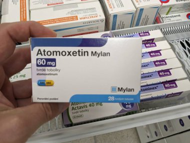 Prag, Çek Cumhuriyeti - 10 Temmuz 2024: ATOMOXETIN MYLAN MYLAN tarafından kullanılan ATOMOXETINE aktif maddeyle dolu ilaç kutusu.