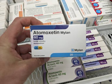 Prag, Çek Cumhuriyeti - 10 Temmuz 2024: ATOMOXETIN MYLAN MYLAN tarafından kullanılan ATOMOXETINE aktif maddeyle dolu ilaç kutusu.