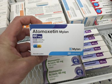 Prag, Çek Cumhuriyeti - 10 Temmuz 2024: ATOMOXETIN MYLAN MYLAN tarafından kullanılan ATOMOXETINE aktif maddeyle dolu ilaç kutusu.