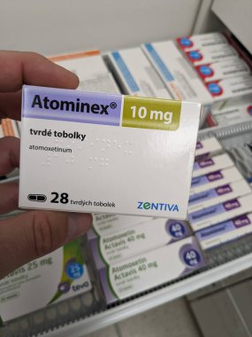 Prag, Çek Cumhuriyeti - 10 Temmuz 2024: DEHB tedavisinde kullanılan ATOMINEX kutu dolusu ATOMOXETINE aktif maddesi.