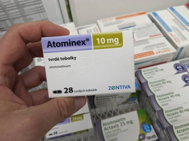 Prag, Çek Cumhuriyeti - 10 Temmuz 2024: DEHB tedavisinde kullanılan ATOMINEX kutu dolusu ATOMOXETINE aktif maddesi.