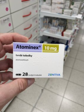 Prag, Çek Cumhuriyeti - 10 Temmuz 2024: DEHB tedavisinde kullanılan ATOMINEX kutu dolusu ATOMOXETINE aktif maddesi.