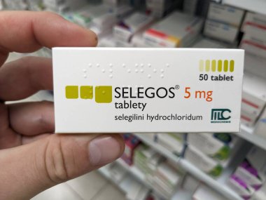 Prag, Çek Cumhuriyeti - 10 Temmuz 2024: SELEGO 'nun SELEGILINE aktif maddesiyle dolu kutusu, Parkinson hastalığının tedavisinde kullanıldı.