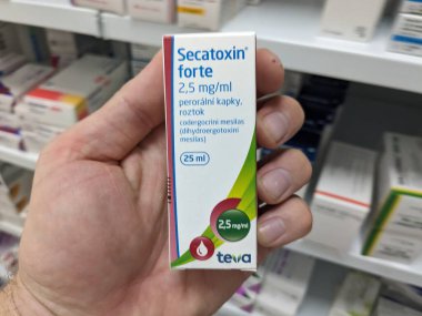 Prag, Çek Cumhuriyeti - 10 Temmuz 2024: Kronik venöz yetersizliği ve varis damarlarının tedavisinde kullanılan ESCIN aktif maddeyle SECATOXIN FortTE ilaç kutusu.