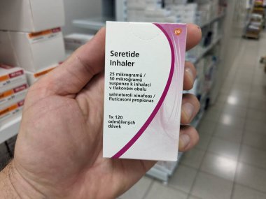 Prag, Çek Cumhuriyeti - 10 Temmuz 2024: Astım ve COPD 'nin tedavisinde kullanılan GLAXOSMITHKLINE tarafından kullanılan FLUTICASone ve SALMETEROL aktif maddelerle dolu astım ilacı kutusu.