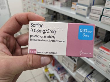 Prag, Çek Cumhuriyeti - 10 Temmuz 2024: DESOGESTREL ile SOFTINE ilaç kutusu ve GEDEON RICHTER tarafından aktif maddeler, sözlü doğum kontrolü ve adet düzenleme için kullanılır.