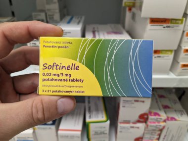 Prag, Çek Cumhuriyeti - 10 Temmuz 2024: DESOGESTREL ile SOFTINELLE ilaç kutusu ve GEDEON RICHTER tarafından aktif maddeler, sözlü doğum kontrolü ve adet düzenleme için kullanılır.