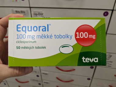Prag, Çek Cumhuriyeti - 10 Temmuz 2024: Otoimmün hastalıkların organ nakli ve tedavisinde bağışıklık sistemini baskılamak için kullanılan TEVA tarafından CICLOSPORIN aktif maddesiyle birlikte EQUORAL ilaç kutusu.