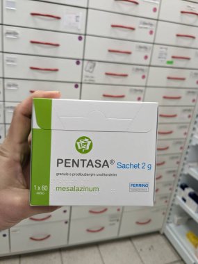 Prag, Çek Cumhuriyeti - 10 Temmuz 2024: PENTASA kutu dolusu MESALAZINE aktif maddesi FERRING tarafından ülseratif kolit ve Crohn hastalığının tedavisinde kullanıldı.