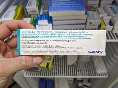Prag, Çek Cumhuriyeti - 10 Temmuz 2024: Üreme tedavisi ve yumurtlama indüksiyonu için kullanılan MERCK 'in aktif maddesiyle birlikte OVITRELLE ilaç kutusu.