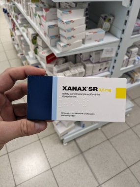 Prag, Çek Cumhuriyeti - 10 Temmuz 2024: PFIZER tarafından kullanılan XANAX kutu dolusu ALPRAZOLAM aktif madde, anksiyete ve panik bozukluğunun tedavisinde kullanıldı.