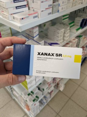 Prag, Çek Cumhuriyeti - 10 Temmuz 2024: PFIZER tarafından kullanılan XANAX kutu dolusu ALPRAZOLAM aktif madde, anksiyete ve panik bozukluğunun tedavisinde kullanıldı.