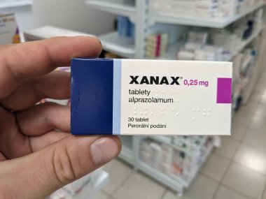 Prag, Çek Cumhuriyeti - 10 Temmuz 2024: PFIZER tarafından kullanılan XANAX kutu dolusu ALPRAZOLAM aktif madde, anksiyete ve panik bozukluğunun tedavisinde kullanıldı.