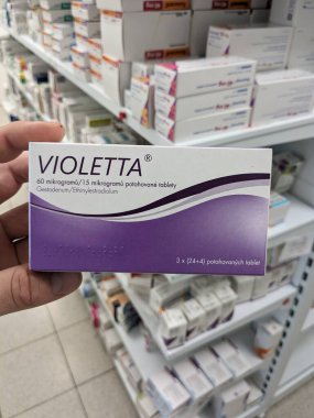 Prag, Çek Cumhuriyeti - 10 Temmuz 2024: ZENTIVA tarafından kullanılan ESTRADIOL aktif maddeyle birlikte viyoletta ilaç kutusu, hormon yenileme tedavisi ve menopoz semptomları için kullanılır.