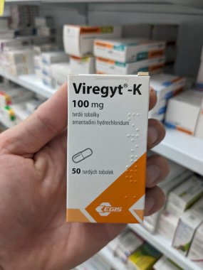 Prag, Çek Cumhuriyeti - 10 Temmuz 2024: TEMLER tarafından Parkinson hastalığı ve grip tedavisinde kullanılan AMANTADINE aktif maddesi içeren VIREGYT-K ilaç kutusu.