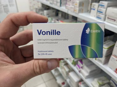 Prag, Çek Cumhuriyeti - 10 Temmuz 2024: DİENOGEST ve ESTRADIOL VALERATE ile birlikte doğum kontrolü ve adet düzenleme için kullanılan VONILLE kutu.