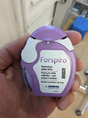 Prag, Çek Cumhuriyeti-2 Mayıs 2024: Fluticasone propionat ve Salmeterol aktif maddeyle birlikte AirFluSal Forspiro kutusu