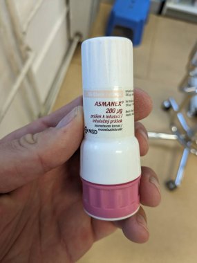 Prag, Çek Cumhuriyeti-2 Mayıs 2024: Asmanex Twisthaler Dry Inhaler (DPI), ilaç firması Merck Sharp a Dohme Ltd.