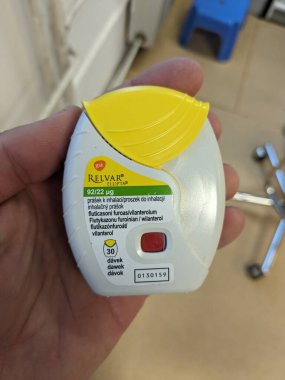 Prag, Çek Cumhuriyeti - 10 Temmuz 2024: RELVAR ELLIPTA ilaç kutusu FLUTICASone FUROATE ve VILANTEROL aktif maddeler GLAXOSMITHKLINE, astım ve COPD tedavisinde kullanılır.
