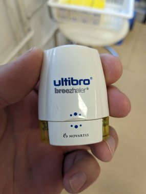 Prag, Çek Cumhuriyeti-2 Mayıs 2024: Ultibro Breezhaler ilaç şirketi Novartis Pharmac tarafından üretilen Indacaterol ve Glycopyrronium bromide içeren toz kapsülleri