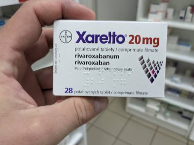 Prag, Çek Cumhuriyeti - 10 Temmuz 2024: BAYER tarafından RİVAROXABAN aktif maddeyle birlikte XARELTO ilaç kutusu, kan pıhtısının önlenmesi ve felcin önlenmesi için kullanılır.