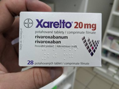 Prag, Çek Cumhuriyeti - 10 Temmuz 2024: BAYER tarafından RİVAROXABAN aktif maddeyle birlikte XARELTO ilaç kutusu, kan pıhtısının önlenmesi ve felcin önlenmesi için kullanılır.