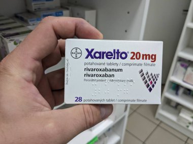 Prag, Çek Cumhuriyeti - 10 Temmuz 2024: BAYER tarafından RİVAROXABAN aktif maddeyle birlikte XARELTO ilaç kutusu, kan pıhtısının önlenmesi ve felcin önlenmesi için kullanılır.