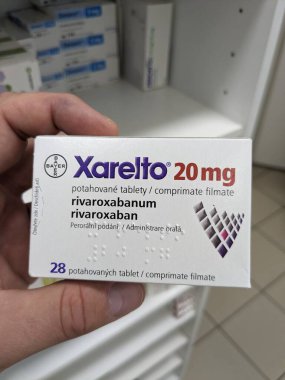 Prag, Çek Cumhuriyeti - 10 Temmuz 2024: BAYER tarafından RİVAROXABAN aktif maddeyle birlikte XARELTO ilaç kutusu, kan pıhtısının önlenmesi ve felcin önlenmesi için kullanılır.