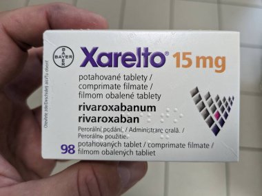 Prag, Çek Cumhuriyeti - 10 Temmuz 2024: BAYER tarafından RİVAROXABAN aktif maddeyle birlikte XARELTO ilaç kutusu, kan pıhtısının önlenmesi ve felcin önlenmesi için kullanılır.