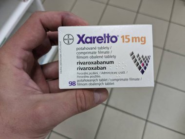Prag, Çek Cumhuriyeti - 10 Temmuz 2024: BAYER tarafından RİVAROXABAN aktif maddeyle birlikte XARELTO ilaç kutusu, kan pıhtısının önlenmesi ve felcin önlenmesi için kullanılır.