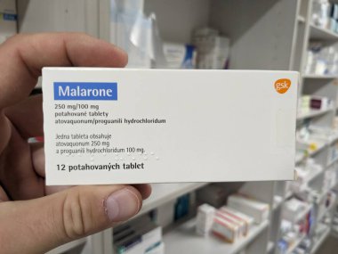Prag, Çek Cumhuriyeti - 10 Temmuz 2024: Sıtmanın önlenmesi ve tedavisinde kullanılan ATOVAQUONE ve GLAXOSMITHKLINE tarafından aktif maddelerin kullanıldığı MALARON ilaç kutusu.