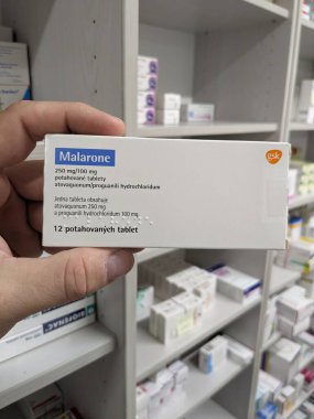 Prag, Çek Cumhuriyeti - 10 Temmuz 2024: Sıtmanın önlenmesi ve tedavisinde kullanılan ATOVAQUONE ve GLAXOSMITHKLINE tarafından aktif maddelerin kullanıldığı MALARON ilaç kutusu.