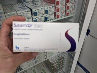 Prag, Çek Cumhuriyeti - 10 Temmuz 2024: NOVO NORDISK tarafından kullanılan LIRAGLUTIDE aktif maddeyle SAXENDA ilaç kutusu.