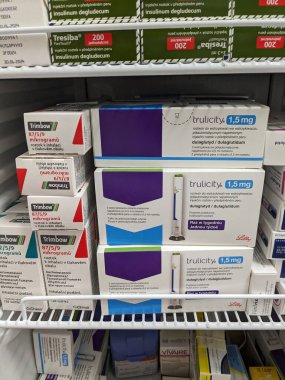 Prag, Çek Cumhuriyeti - 10 Temmuz 2024: Tip 2 diyabet ve kan şekeri kontrolünde kullanılan DULAGLUTIDE aktif maddesi ile TRULICITY ilaç kutusu.