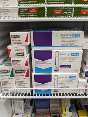 Prag, Çek Cumhuriyeti - 10 Temmuz 2024: Tip 2 diyabet ve kan şekeri kontrolünde kullanılan DULAGLUTIDE aktif maddesi ile TRULICITY ilaç kutusu.