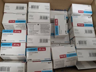 Prag, Çek Cumhuriyeti - 10 Temmuz 2024: Zentiva tarafından kullanılan ve kan pıhtılarının önlenmesi ve tedavisinde kullanılan RIVAROXABAN aktif maddeyle XANIRVA ilaç kutusu.